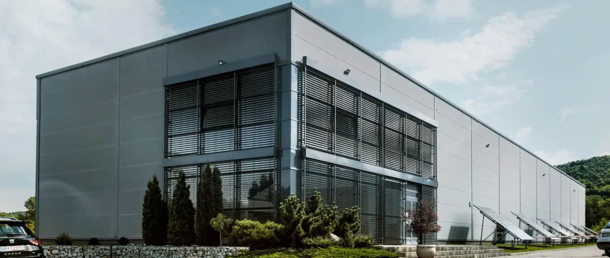 Fasadny-zaluziovy-system-NEVA-Lasram-hala-scaled.jpg-2